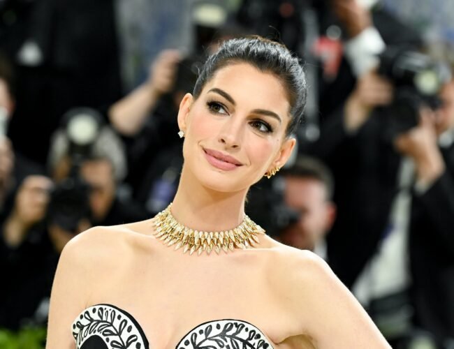 Anne Hathaway revela que estuvo “medio ciega” durante 10 años: “Aprecio la visión porque es un milagro”