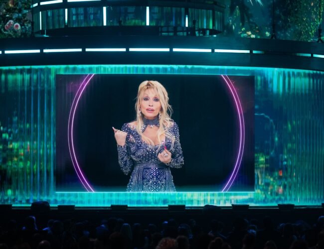Dolly Parton cancela por segunda vez su residencia en Las Vegas por problemas de salud: “Los medicamentos me ponen la cabeza un poco tonta”