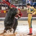 Tarde de héroes en Las Ventas: Víctor Hernández entierra su pureza y el triunfo en el barro con la espada