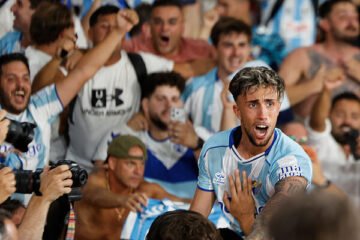El Málaga vence al Almería a domicilio y logra el ascenso a Primera