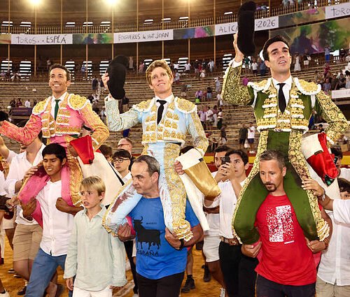 Borja Jiménez, David de Miranda y Tomás Rufo triunfan en tarde de sustos para los toreros de plata en Alicante