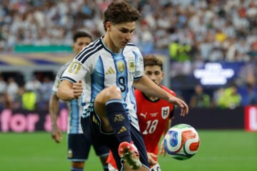 Julián Álvarez no respeta ni a Messi