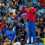¿Quién es Lumumba, el ‘aficionado estatua’ congoleño que acompaña a la selección nacional al Mundial y permanece inmóvil durante 90 minutos?
