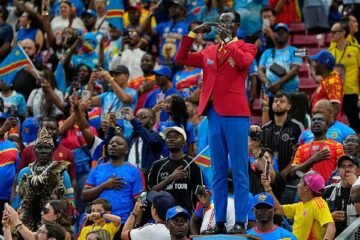 ¿Quién es Lumumba, el ‘aficionado estatua’ congoleño que acompaña a la selección nacional al Mundial y permanece inmóvil durante 90 minutos?