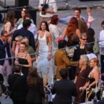 Lo que se sabe de la boda de Dua Lipa y Callum Turner en Palermo: palacios, serenata de Elton John y vestidos de Donatella Versace