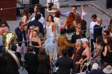 Lo que se sabe de la boda de Dua Lipa y Callum Turner en Palermo: palacios, serenata de Elton John y vestidos de Donatella Versace