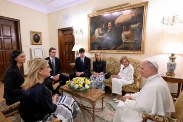 La reina Sofía y sus hijas, las infantas Elena y Cristina, recibidas por el papa León XIV en un encuentro privado