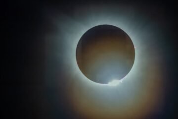 La guía de ‘El Viajero’ para disfrutar del eclipse solar en España: de los mejores lugares para admirarlo a la protección necesaria