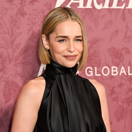 Emilia Clarke habla de las secuelas físicas y mentales de sus hemorragias cerebrales: “Durante años sentí que había engañado a la muerte”