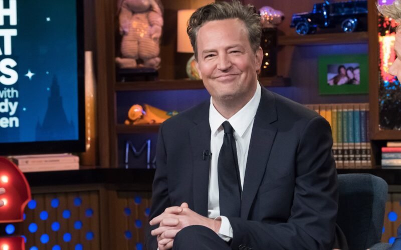 Un cuadro de Banksy de Matthew Perry se vende por un millón de dólares; un guion de ‘Friends’, por casi 100.000