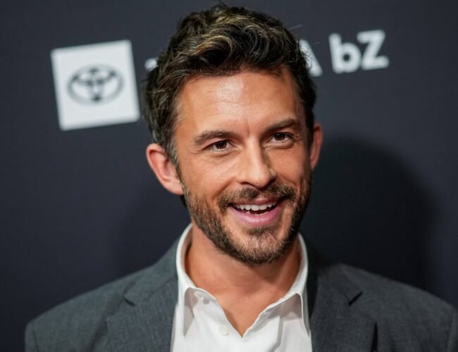 El actor Jonathan Bailey habla sobre la “barrera invisible” que separa a los actores LGTBIQ+: “No iba a dejar de coger la mano de mi novio”