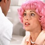 50 años después de ‘Grease’, la actriz que hizo de Frenchy recrea su sueño en la película para anunciar cosméticos