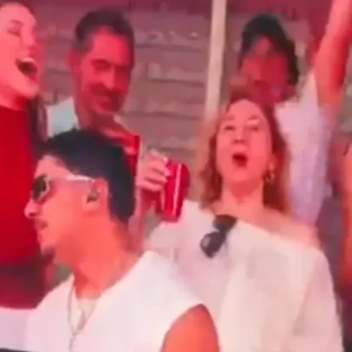 La imagen viral de Carmen Machi dándolo todo en la casita de Bad Bunny