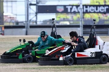 Fernando Alonso logra una victoria en Silverstone… en un kart de LEGO