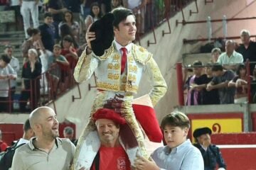 Mario Vilau impacta y triunfa en Pamplona como infalible estoqueador; Álvaro Serrano causa las mejores vibraciones toreras