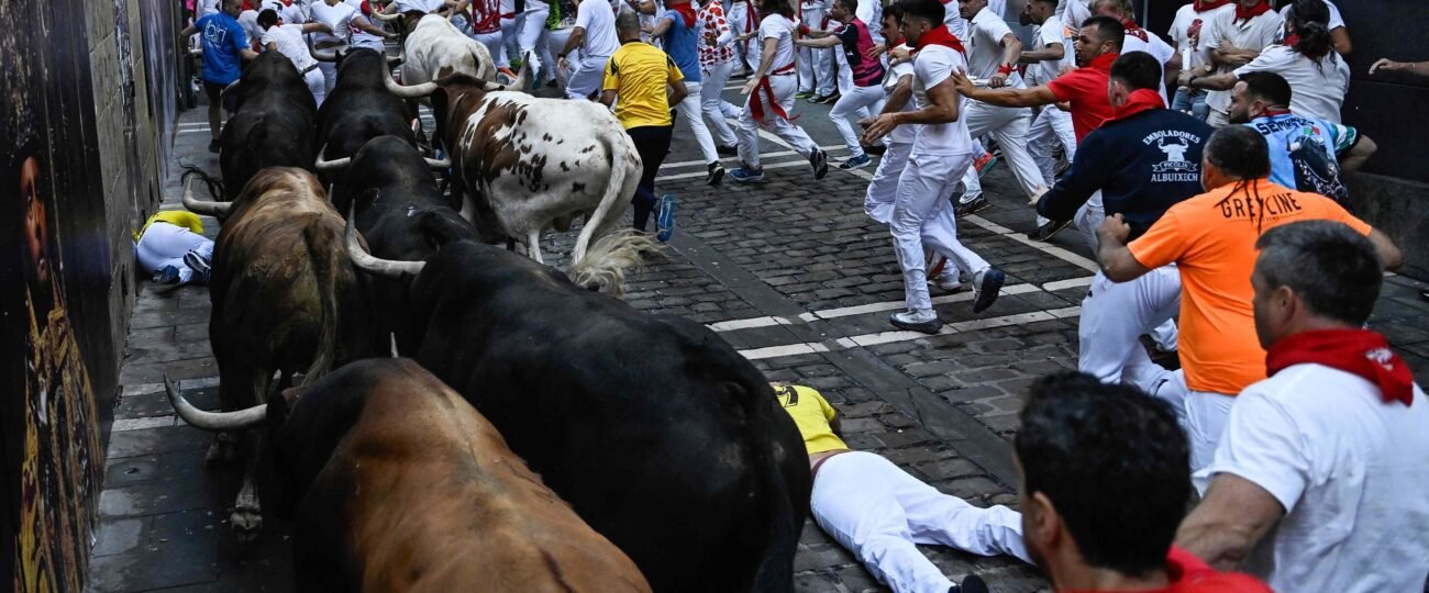 La policía identifica a un corredor extranjero con unas gafas con cámara de vídeo  durante el segundo encierro de San Fermín