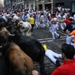 La policía identifica a un corredor extranjero con unas gafas con cámara de vídeo  durante el segundo encierro de San Fermín