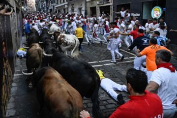 La policía identifica a un corredor extranjero con unas gafas con cámara de vídeo  durante el segundo encierro de San Fermín