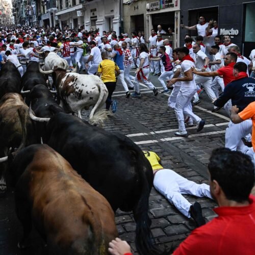 La policía identifica a un corredor extranjero con unas gafas con cámara de vídeo  durante el segundo encierro de San Fermín