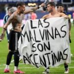 La pancarta que prohibió la FIFA y sacaron los jugadores de la albiceleste tras ganar a Inglaterra: «Las Malvinas son argentinas»