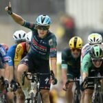 Merlier abrocha su triplete en el Tour tras una espeluznante caída de Gaviria