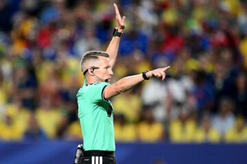 La FIFA rebaja al arbitraje español: desde el Mundial de 2002 no pitaban sólo un partido