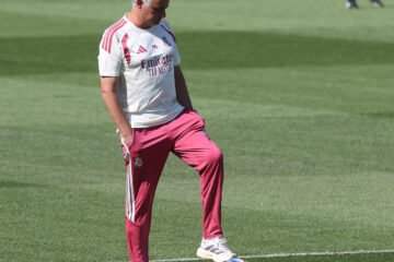 Primer ensayo de Mourinho: perfil bajo, manos en los bolsillos y todas las cámaras sobre él