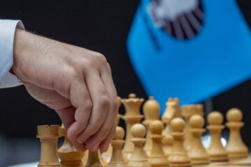 Un sillón y tres magnates: la intensa carrera por dirigir el tablero mundial