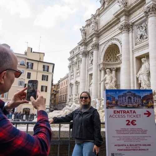 El peaje en la Fontana di Trevi, ecotasas para subir al Teide, visados más caros para Japón y otras medidas a saber si viajas este verano
