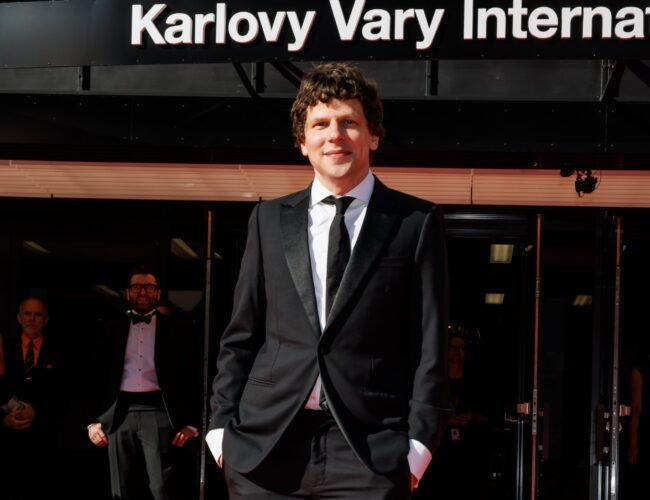 Jesse Eisenberg recibirá la ciudadanía polaca: “Deseo dedicar más tiempo de mi vida y mi carrera a trabajar en Europa”