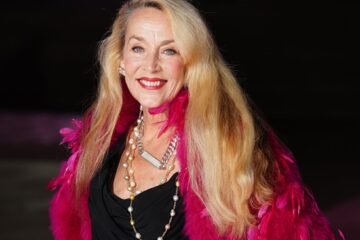 La incombustible Jerry Hall cumple 70 años entre el orgullo por la arruga y hábitos poco saludables