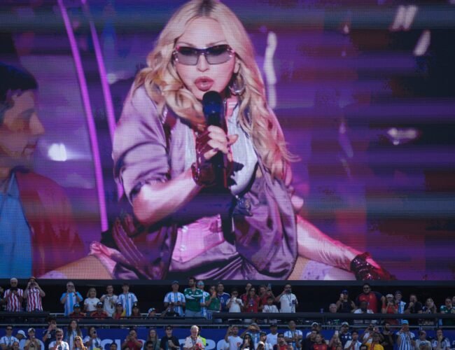 Los guantes de Madonna, el vestuario de Shakira en ‘Dai Dai’ y otros artículos usados por BTS en el medio tiempo de la final del Mundial, vendidos por miles de euros