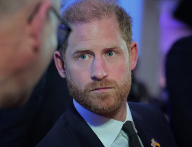Una invitación retirada para alojarse en Buckingham reaviva la tensión entre el rey Carlos III y Enrique de Inglaterra antes de su viaje a Londres