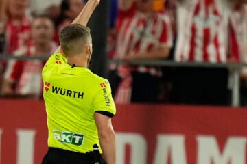 El fútbol español adopta las reglas del Mundial: los sustituidos también tendrán 10 segundos para salir del campo