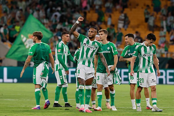 Un sólido Betis arranca la liga con victoria ante una competitiva Real Sociedad