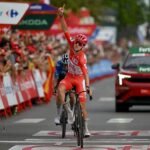 Pogacar gana al sprint a un bravo Enric Mas en la vibrante etapa del ‘sterrato’