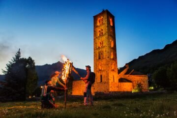 El verano que se esconde entre montañas, lagos y pueblos de piedra