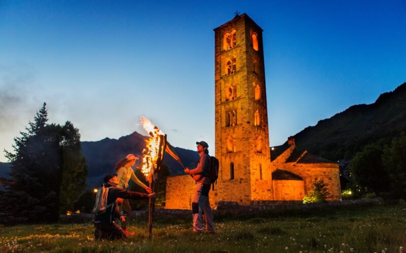 El verano que se esconde entre montañas, lagos y pueblos de piedra