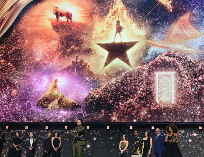 Anne Hathaway, Dwayne Johnson y los Jonas Brothers se emocionan al ser honrados como Leyendas de Disney