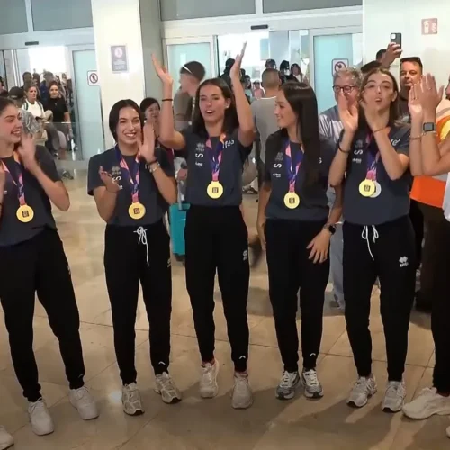 El conjunto español de rítmica, recibido en Madrid al grito de «¡campeonas del mundo!»