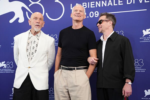 ‘Wild Horse Nine’: Venecia se rinde a la lírica derrotada de Martin McDonagh con un John Malkovich descomunal como asesino de la CIA (*****)