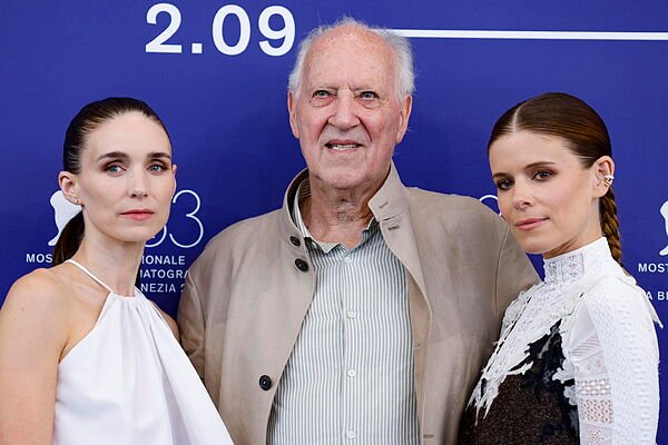 Buking Fastard: Un asombroso y asombrado Werner Herzog da a luz gemelas de la mano de unas perfectas Kate y Rooney Mara (***)