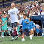 La camiseta por Ceuta impulsada por los empresarios que nació para unir: de las redes al césped por los lazos con los dueños de los equipos valencianos