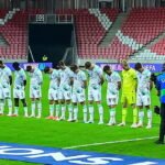 Brazaletes negros, sin saludos y cabeza inclinada ante el himno: los gestos de rechazo de Irlanda en la goleada a Israel