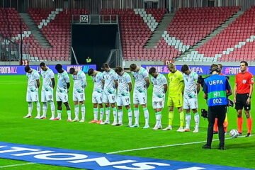 Brazaletes negros, sin saludos y cabeza inclinada ante el himno: los gestos de rechazo de Irlanda en la goleada a Israel