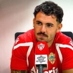 El jugador del Almería Álex Sola estrella su coche de madrugada, huye del lugar del accidente y da positivo en alcoholemia