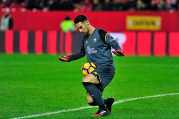 El portero Sergio Rico sufre un robo en su casa de Sevilla mientras cenaba con su familia