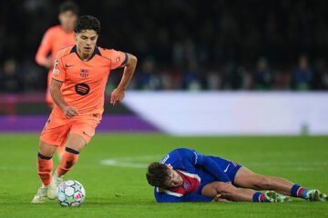 El PSG pierde a Kvaratskhelia para varios meses por rotura del ligamento cruzado anterior tras el choque contra el Barça