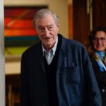 Julian Barnes: «Me temo que no llegaré a ver al Reino Unido de nuevo en Europa por el miedo a Nigel Farage y su ridículo partido»