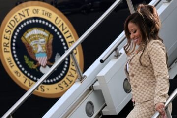 Nicki Minaj sube al ‘Air Force One’ con Trump para acompañarle a un mitin en el que el presidente elogia su “culo precioso”